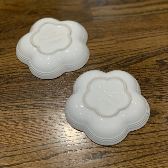 Rare Like New Le Creuset Little Twin Stars White Medium Flower Dishes Set of 2 - Picture 5 of 6